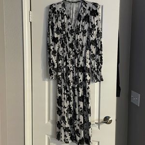 Women’s black/white flower pattern dress